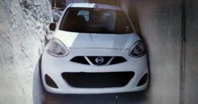 Photo of Nissan Micra se zaglavio dok turist skreće u usku uličicu