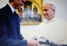 Photo of John Elkann je poklon papi Lavu XIV bio Ferrari.